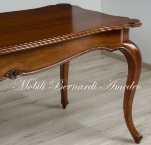 Tavolo realizzato in noce stile barocco con gambe curve e piano sagomato